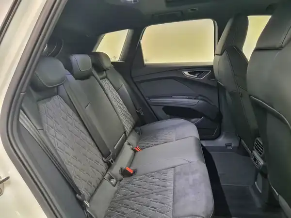 AUDI Q4 55 e-tron quattro (16/18)