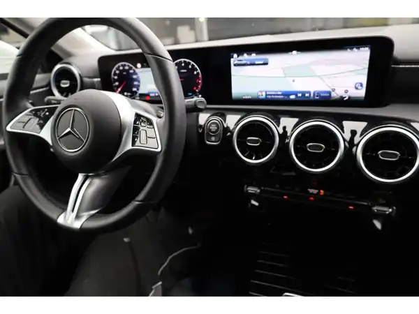 MERCEDES-BENZ A 180 (14/21)