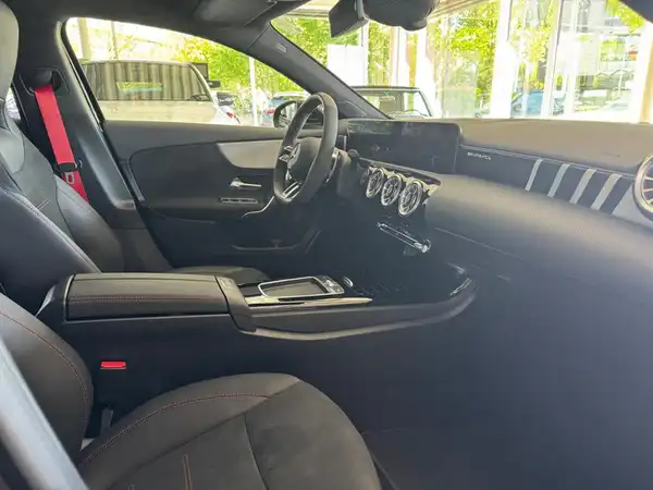 MERCEDES-BENZ A 35 4M AMG (13/18)