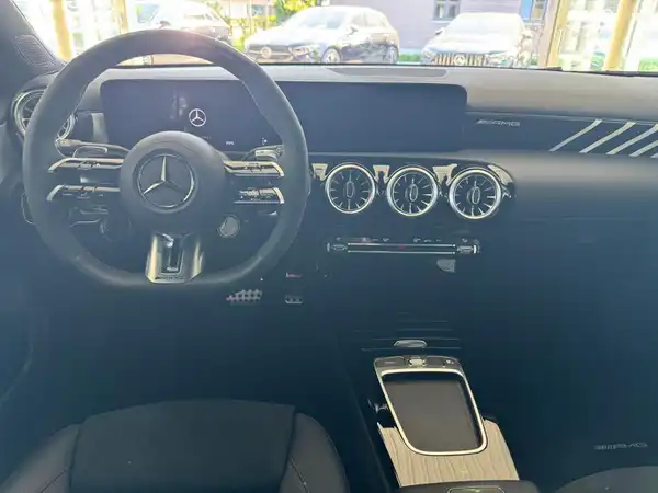 MERCEDES-BENZ A 35 4M AMG (15/18)