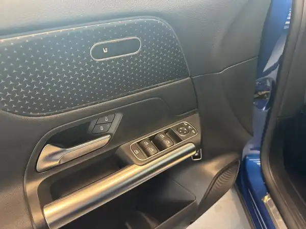 MERCEDES-BENZ EQA 250 (8/10)