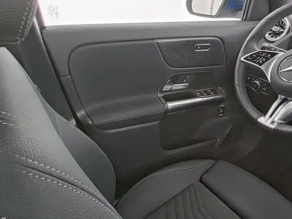 MERCEDES-BENZ EQA 250 (10/10)