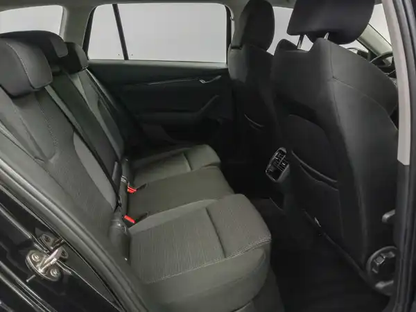 ŠKODA Octavia iV Combi Ambition 1.4 eTSI App PDC DAB virtual (13/19)